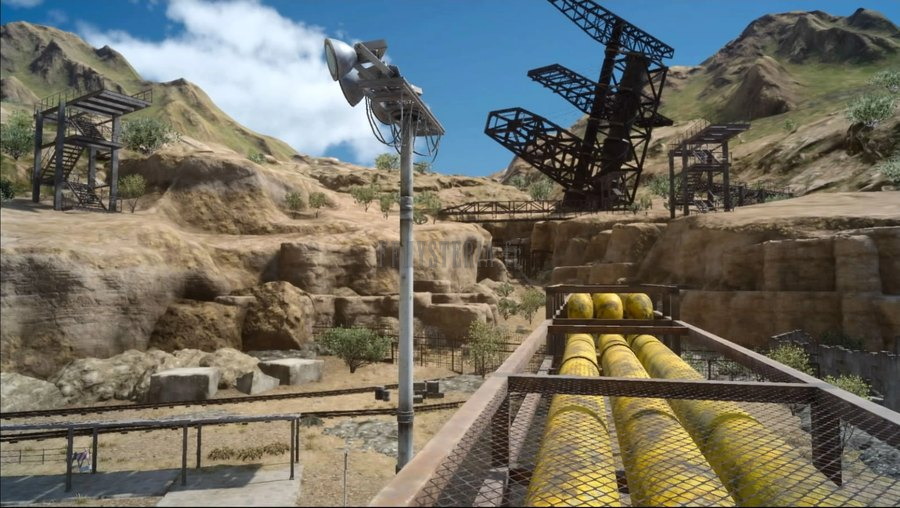 Les installations de surface des Mines de Balouve : conduites jaunes, rails et chevalements rouillés